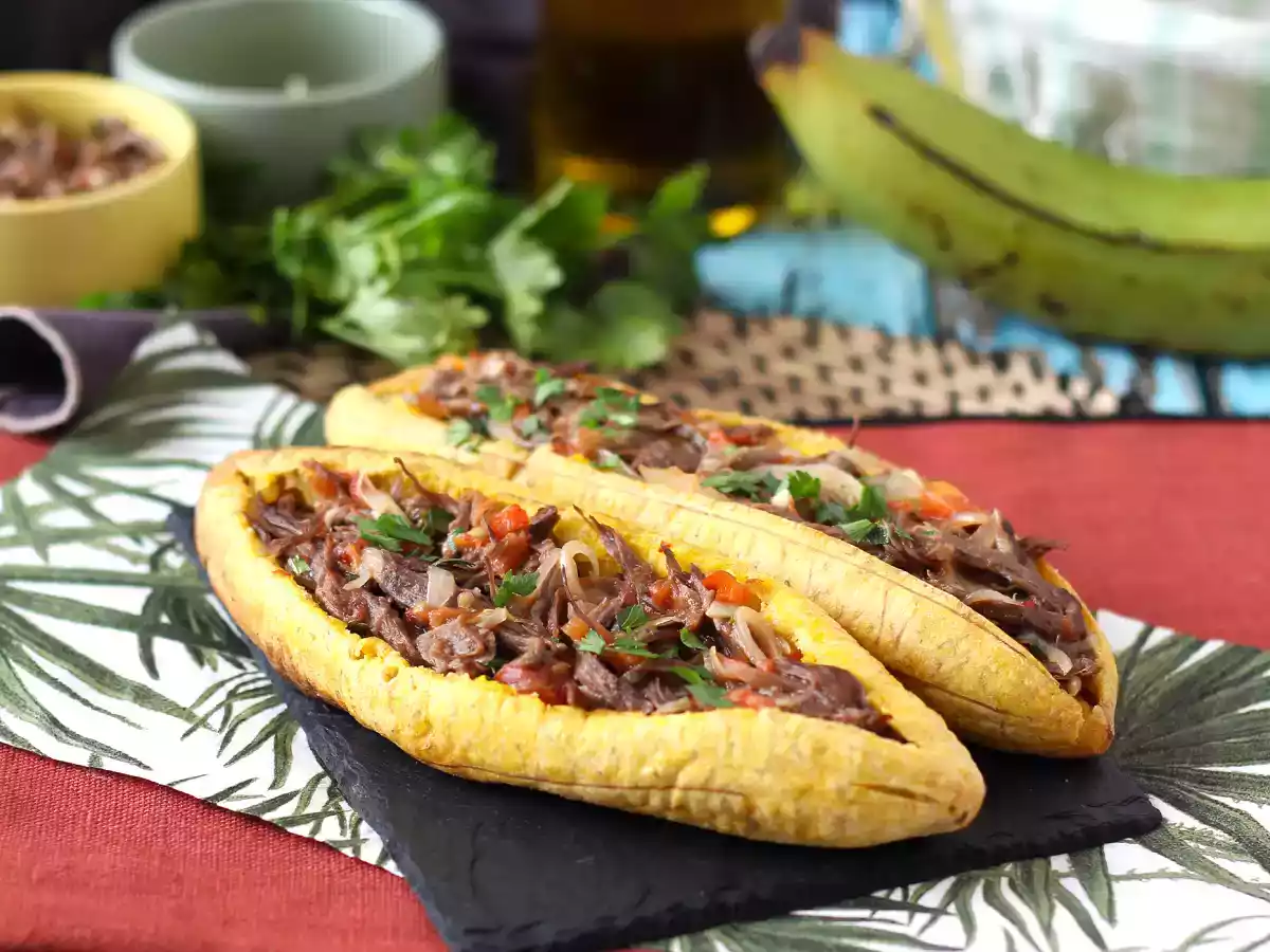 Banana da terra recheada com carne desfiada e queijo - foto 3