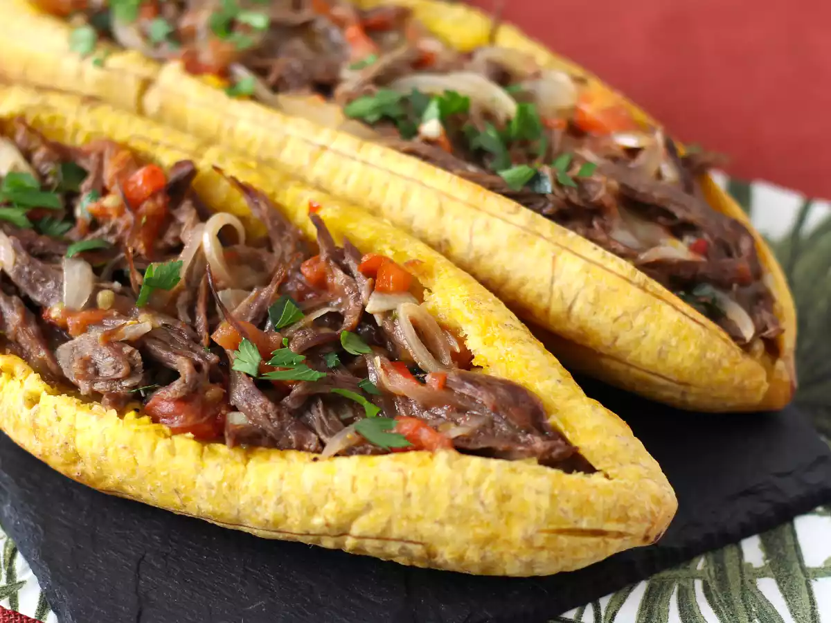 Banana da terra recheada com carne desfiada e queijo - foto 6