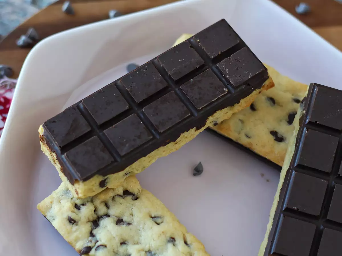 Barra de cookie de chocolate, macia e crocante ao mesmo tempo