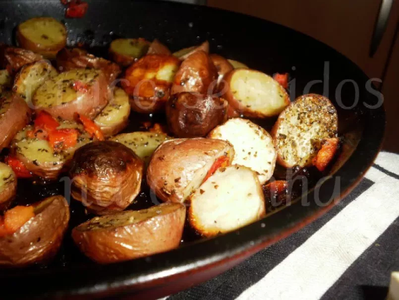 Batata assada com tomate e manjericão