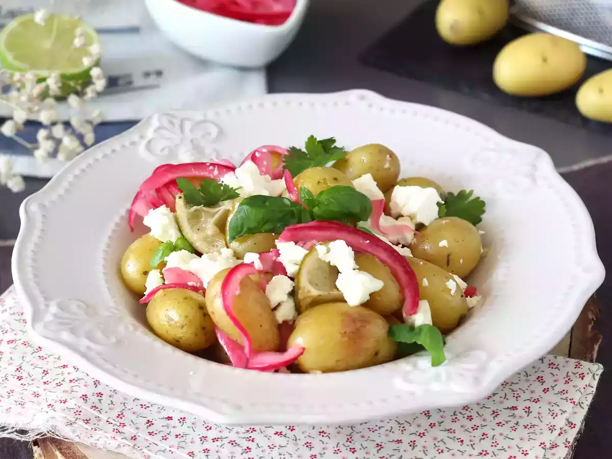 Batata bolinha no papelote temperada com limão e queijo feta