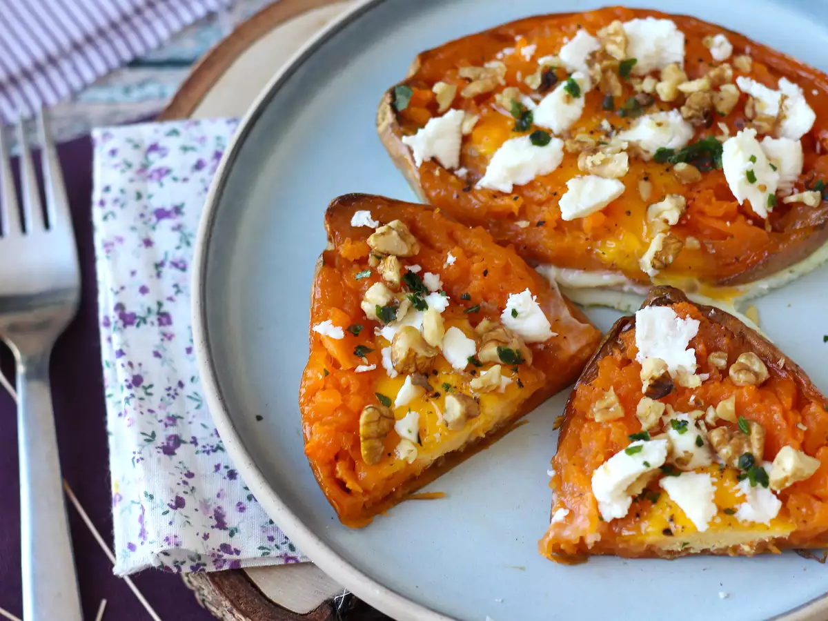 Batata doce assada com ovo, feta, mel e nozes - foto 2