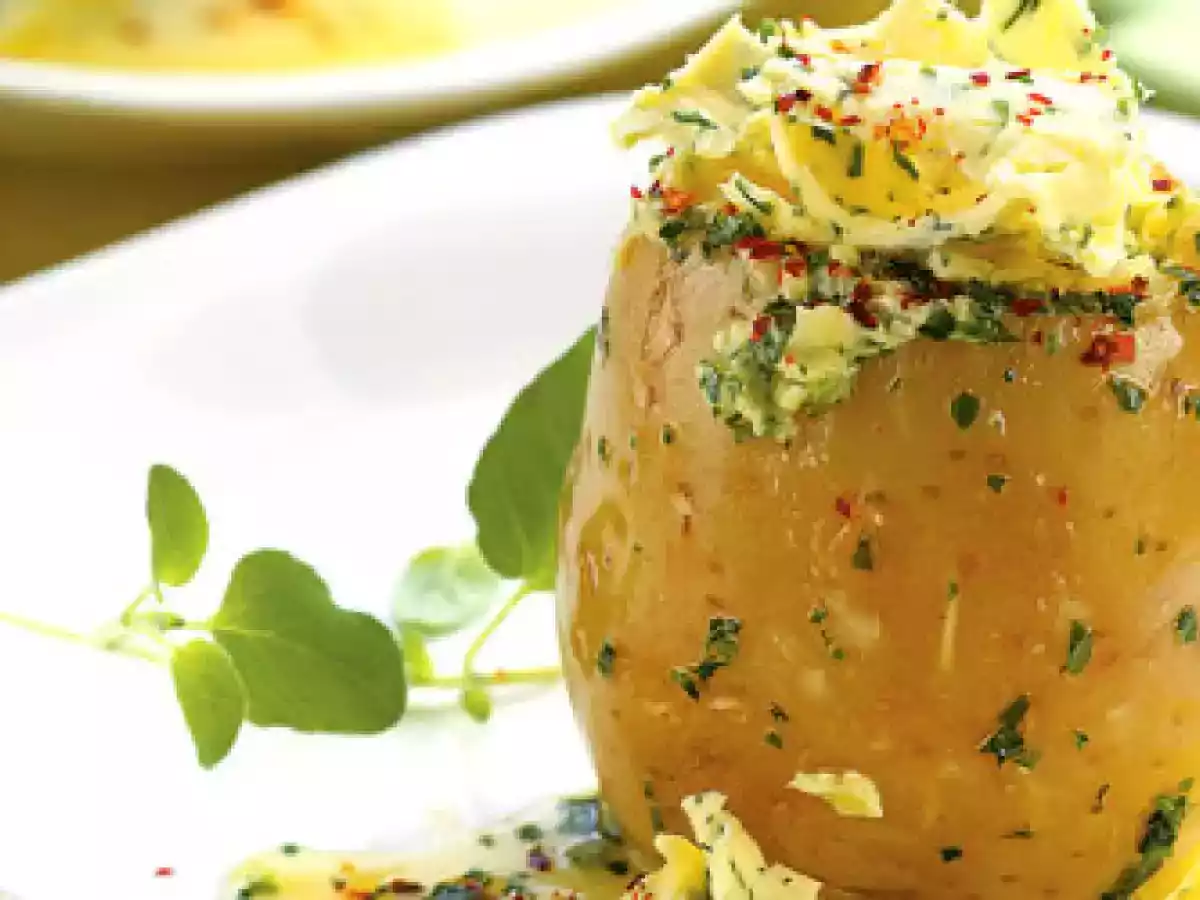 Batata recheada com manteiga e salsa