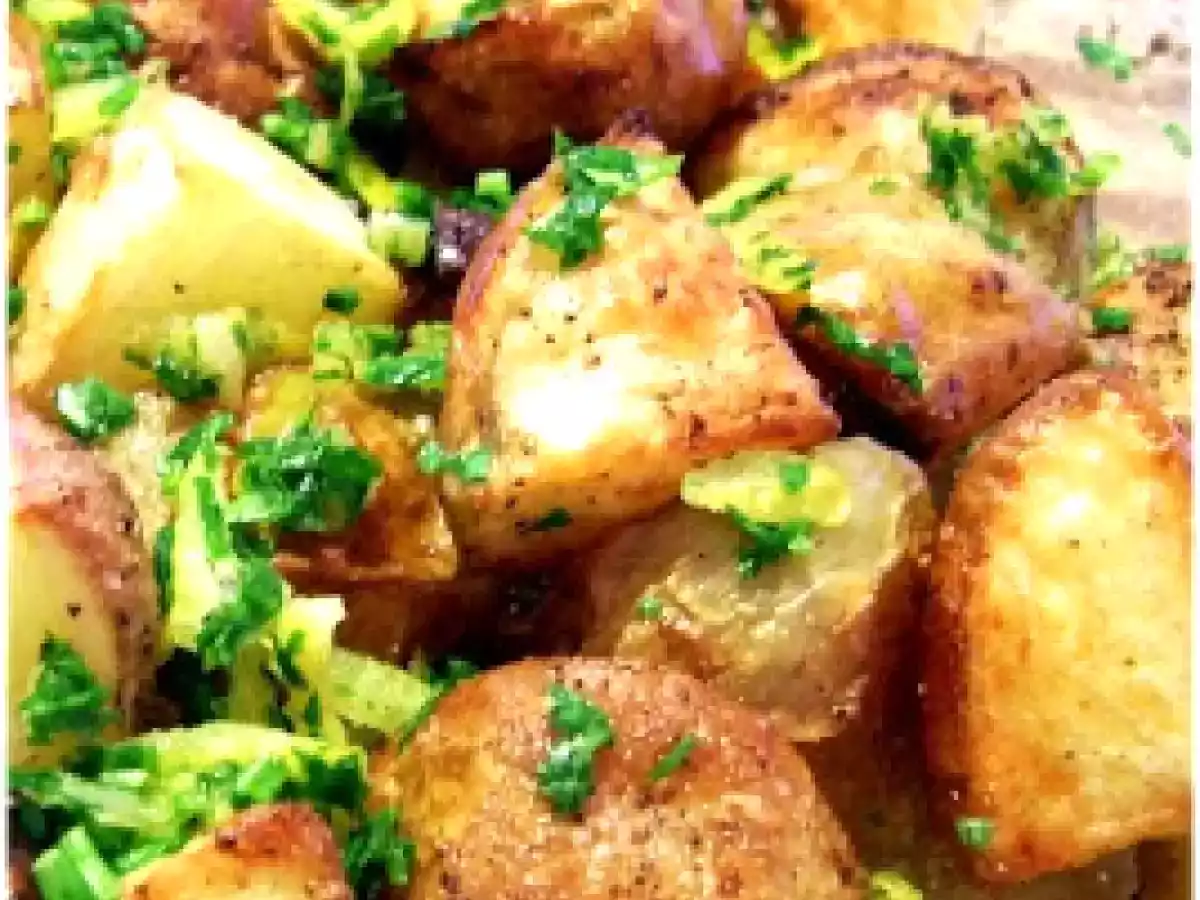 Batatas assadas com alho, limão e salsa