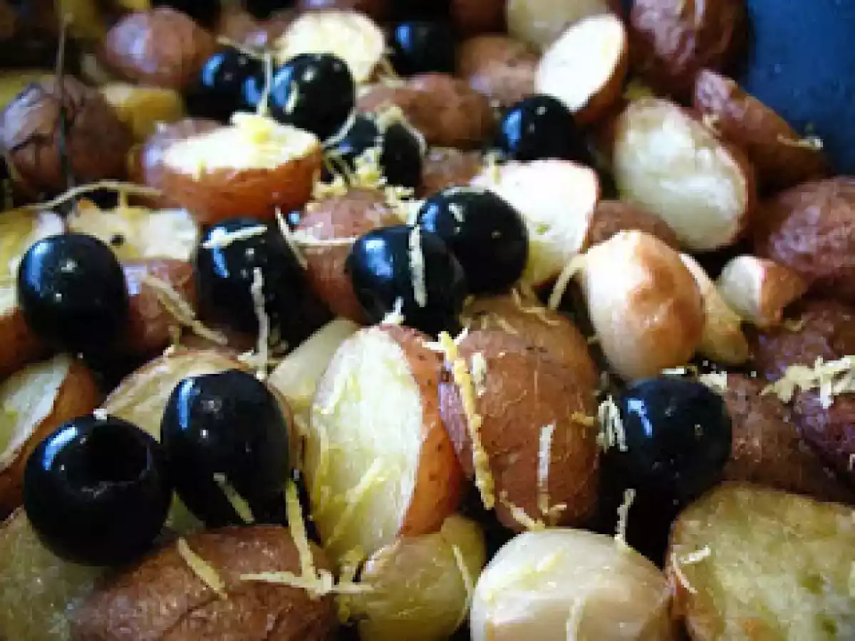 Batatas assadas com rosmaninho, azeitonas e alho
