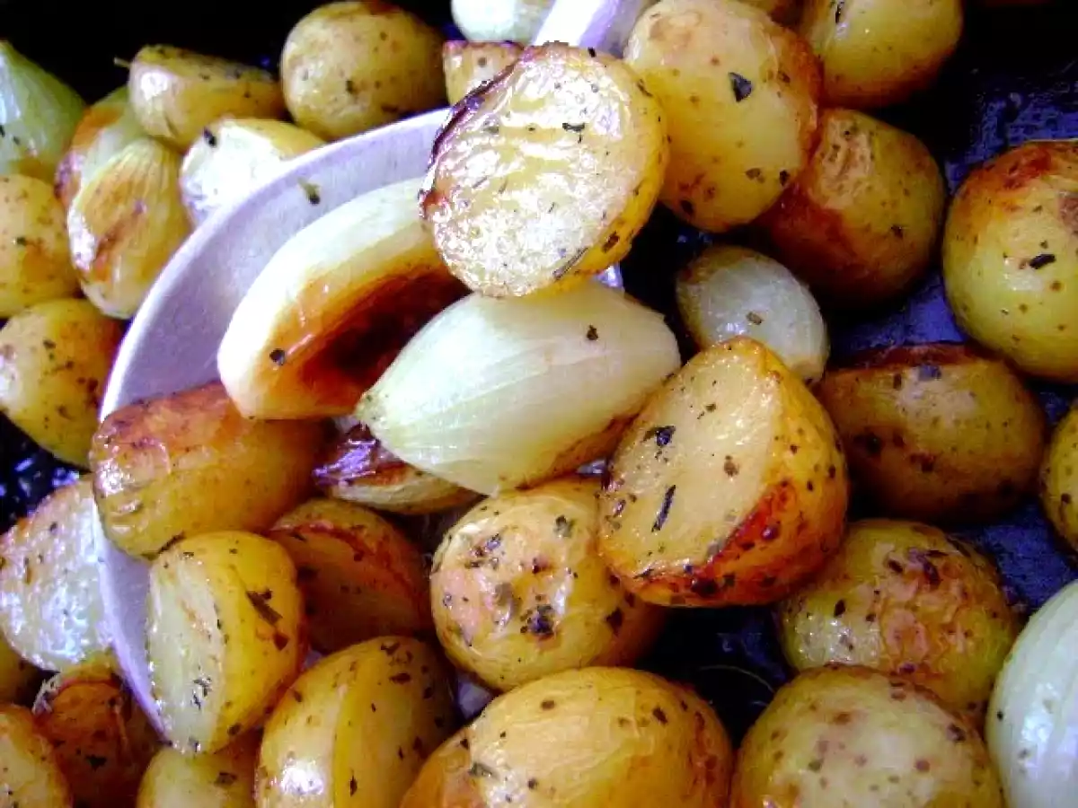 BATATAS E CEBOLAS MIÚDAS ASSADAS COM ALECRIM - foto 2