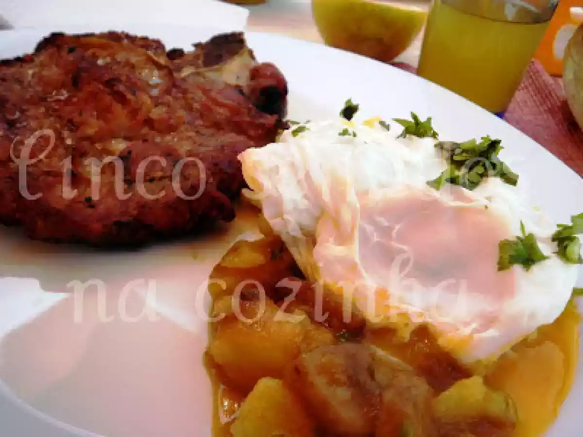 Batatas e cogumelos em molho de tomate com ovos escalfados