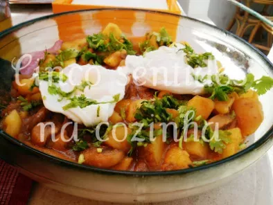 Batatas e cogumelos em molho de tomate com ovos escalfados, foto 4