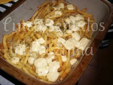 Batatas fritas no forno com queijo gratinado