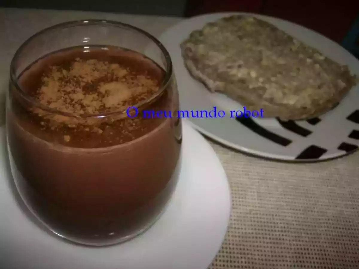 Batida quente de cacau com leite condensado