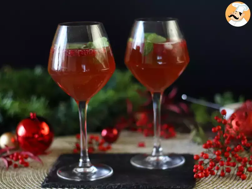 Bebida festiva servida na bola de Natal, foto 3