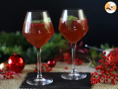 Bebida festiva servida na bola de Natal, foto 3