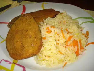 Beringela panada com arroz de juliana de couve lombarda e cenoura