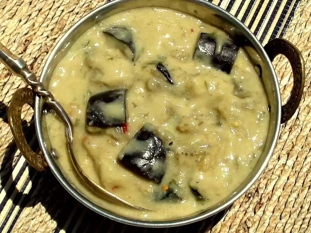 Beringelas com leite de coco e cardamomo