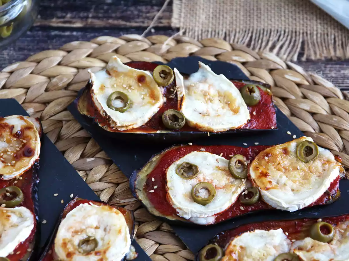 Berinjela (beringela) assada com queijo, mel e tomate
