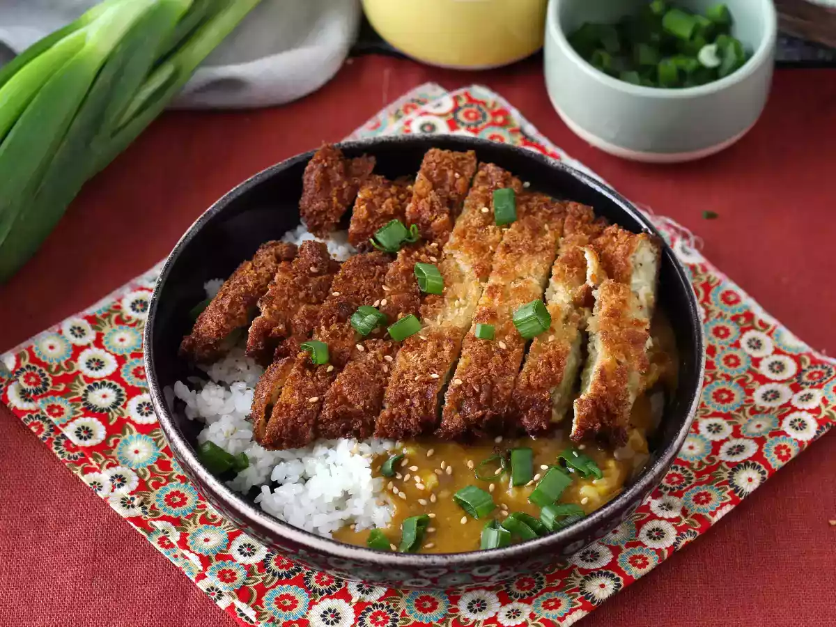 Berinjela empanada (beringela panada) com farinha panko, curry japonês no estilo katsu
