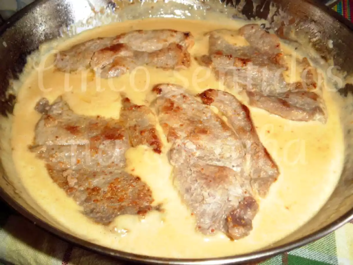 Bifanas com molho de parmesão