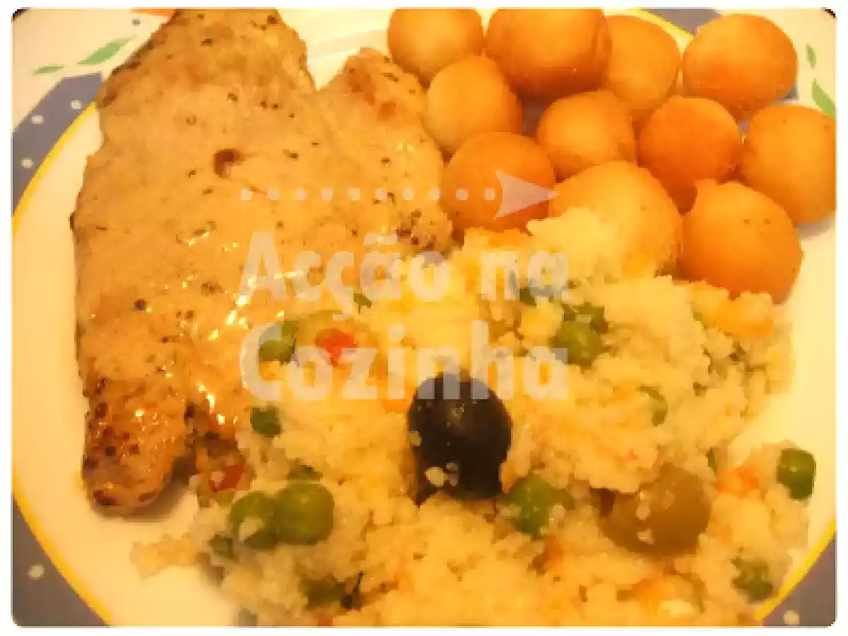 Bifanas com mostarda acompanhadas com cuscuz salteado com legumes e batata noisette