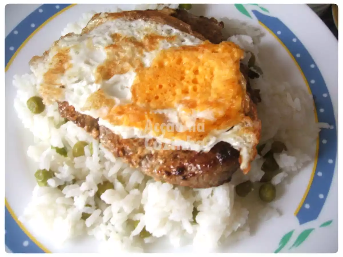 Bife a cavalo com arroz de ervilhas