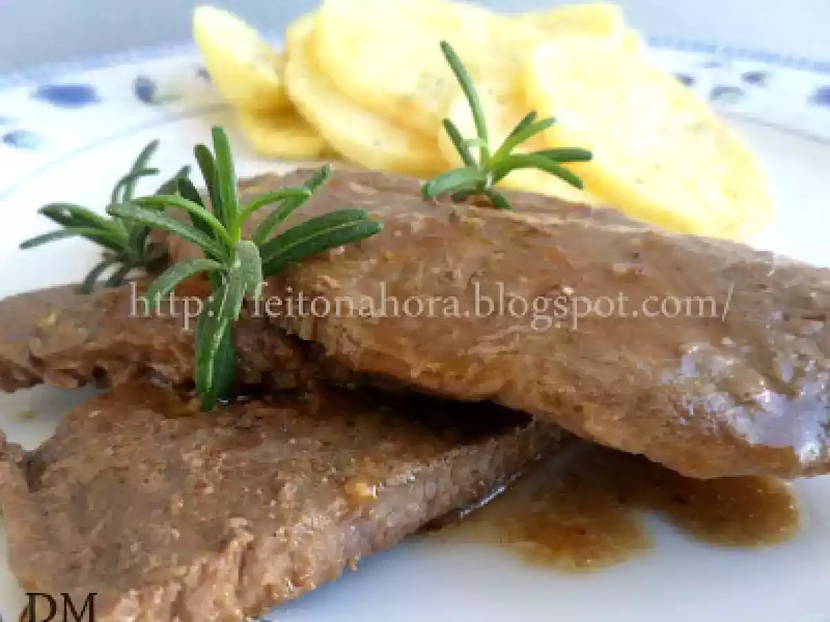 Bife com batatas fritas