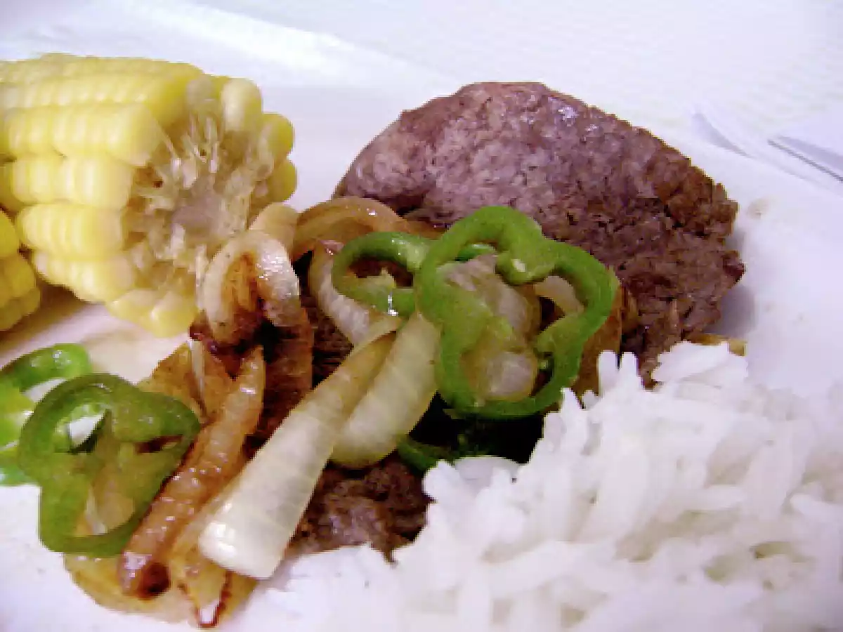 BIFE COM CEBOLA, PIMENTA DOCE E MILHO VERDE