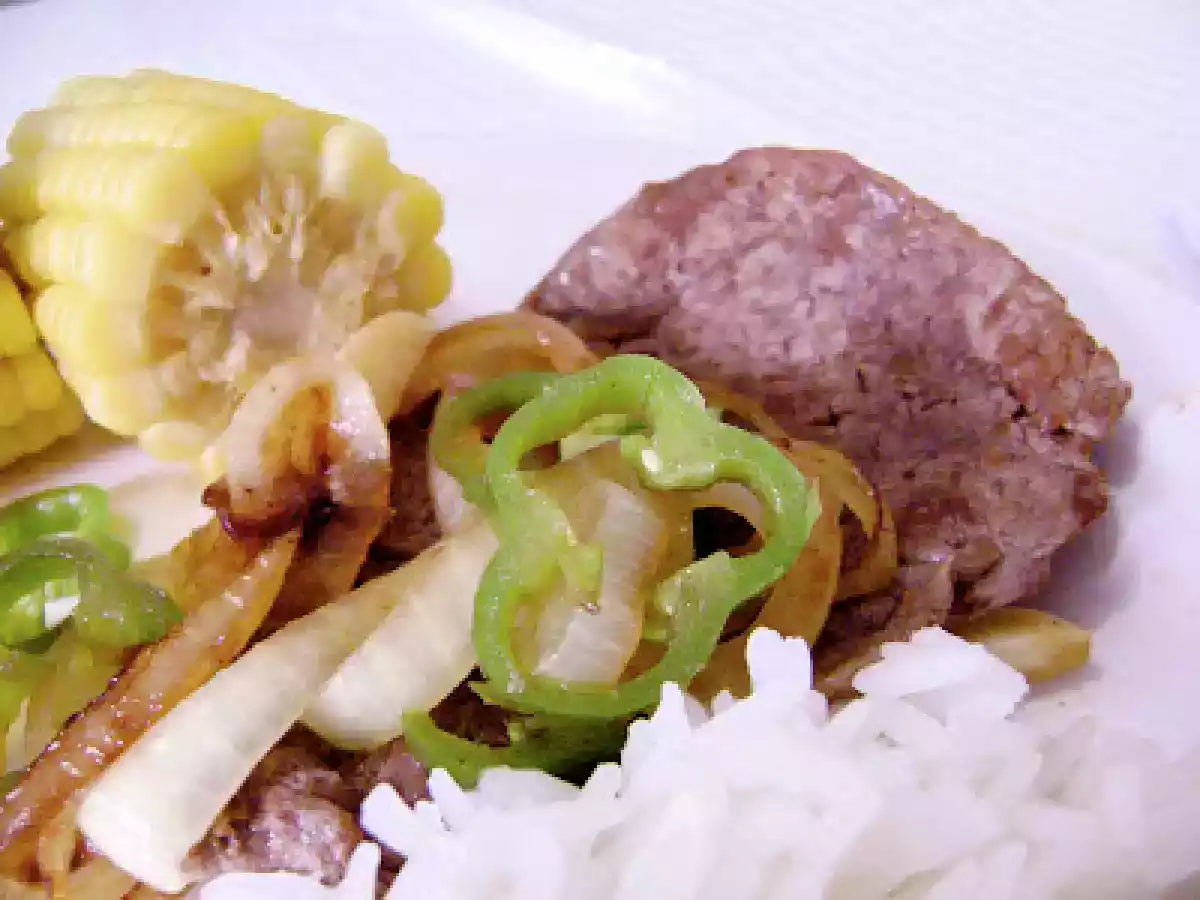 BIFE COM CEBOLA, PIMENTA DOCE E MILHO VERDE - foto 2