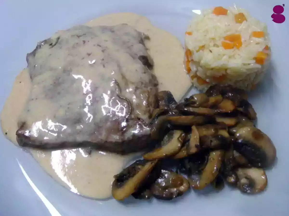 Bife com molho de natas e cogumelos salteados e arroz de cenoura
