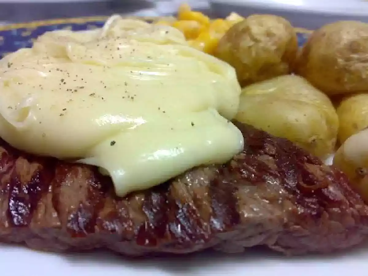 BIFE COM MOLHO DE QUEIJO