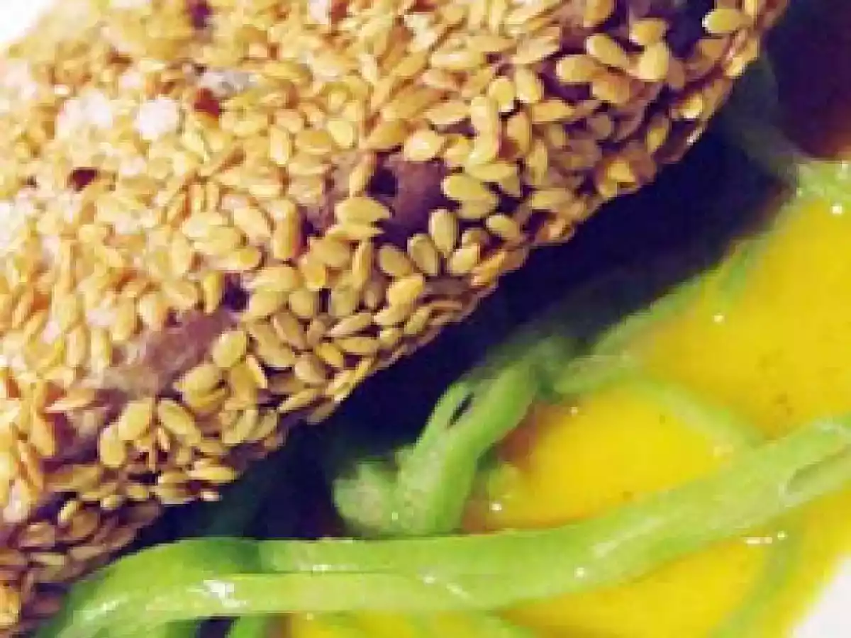 Bife de atum com sementes de sésamo e molho de pimento