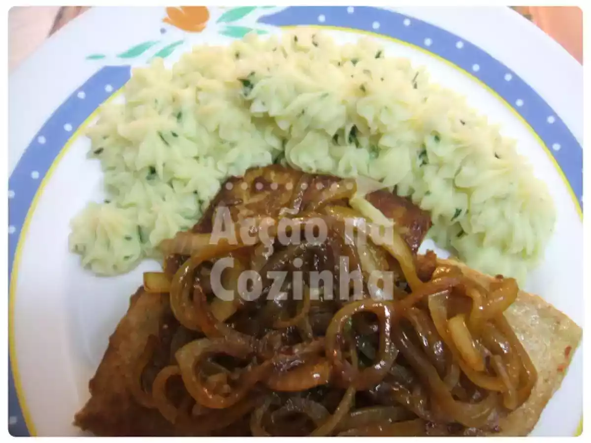 Bife de atum de cebolada e puré de batata com espinafres