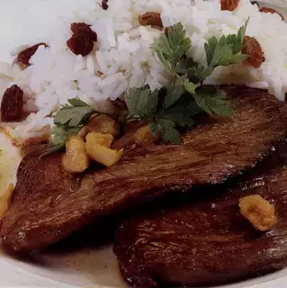 Bife de novilho com arroz de passas