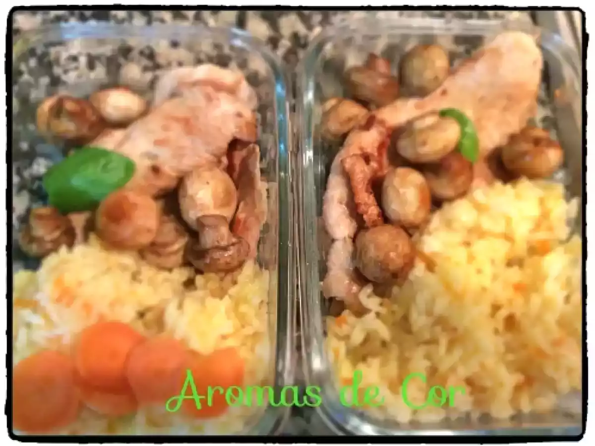 Bife de perú, arroz de cenoura e cogumelos