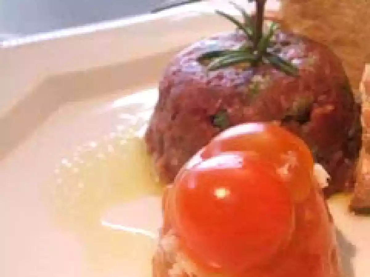 Bife tártaro com gelatina de tomate cherry