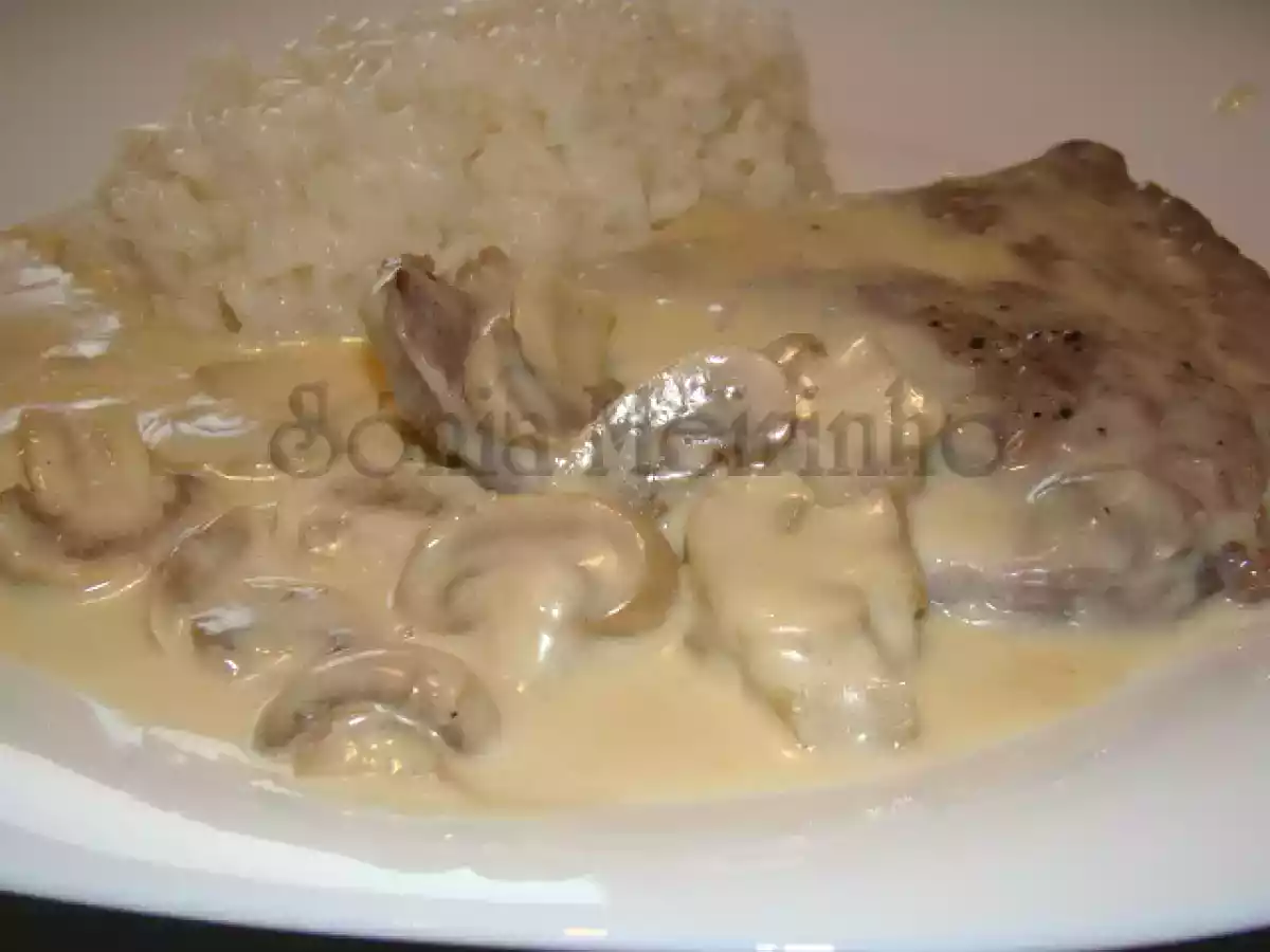 Bifes com Cogumelos e Natas Frescas