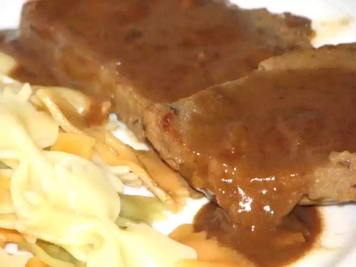 Bifes com molho de café.