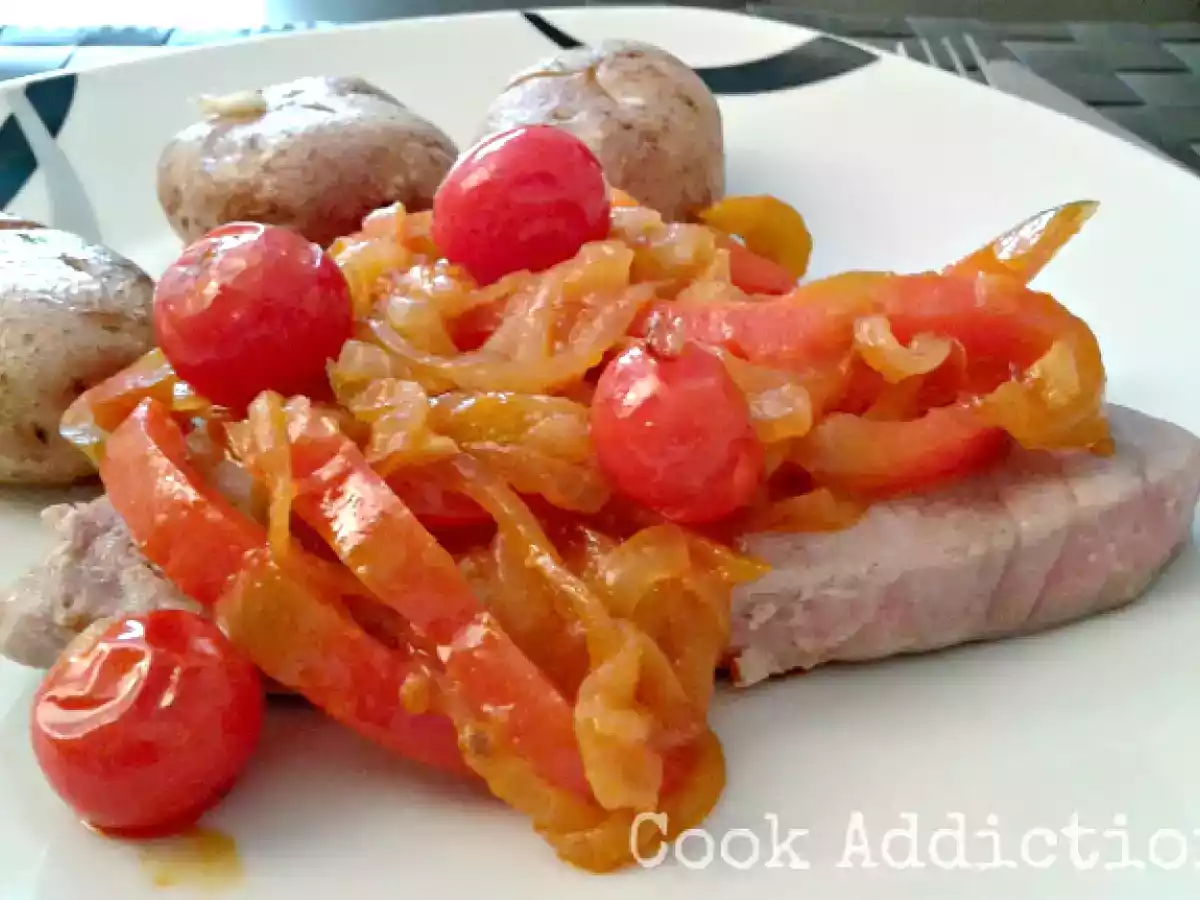 Bifes de atum com cebolada e tomate