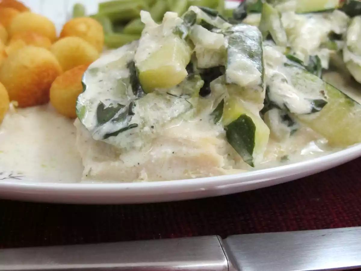Bifes de frango com molho de curgete e mangericão