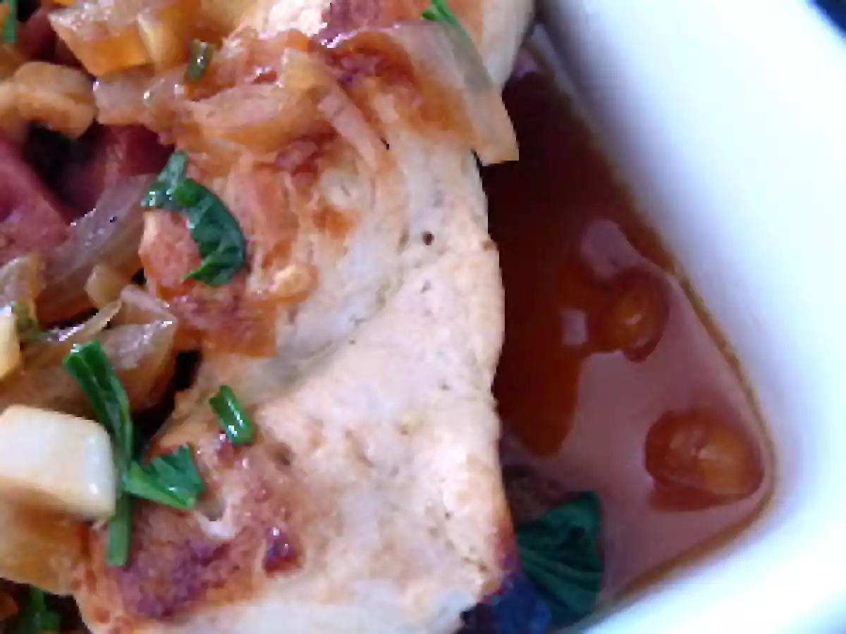 Bifes de frango com molho de vinho branco, cebola e chouriço