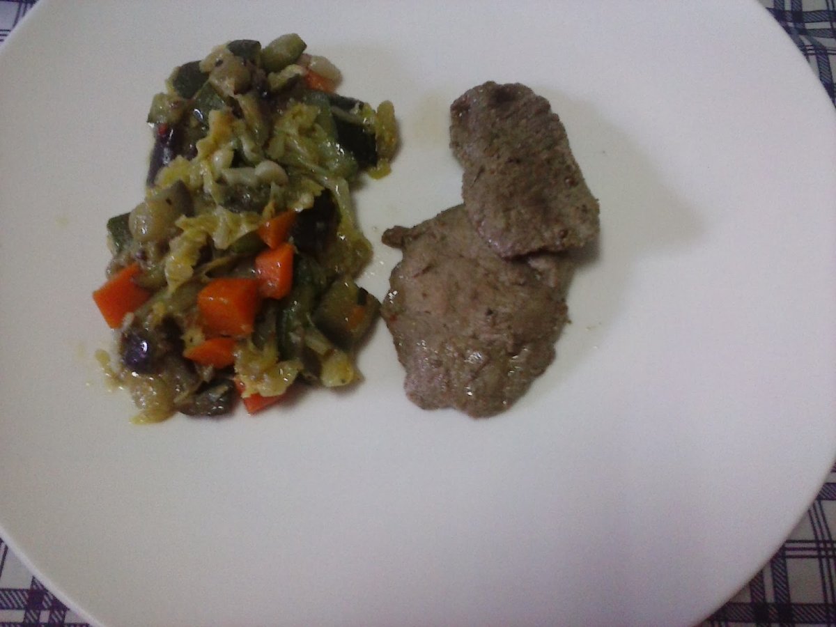 Bifes de Javali com legumes salteados