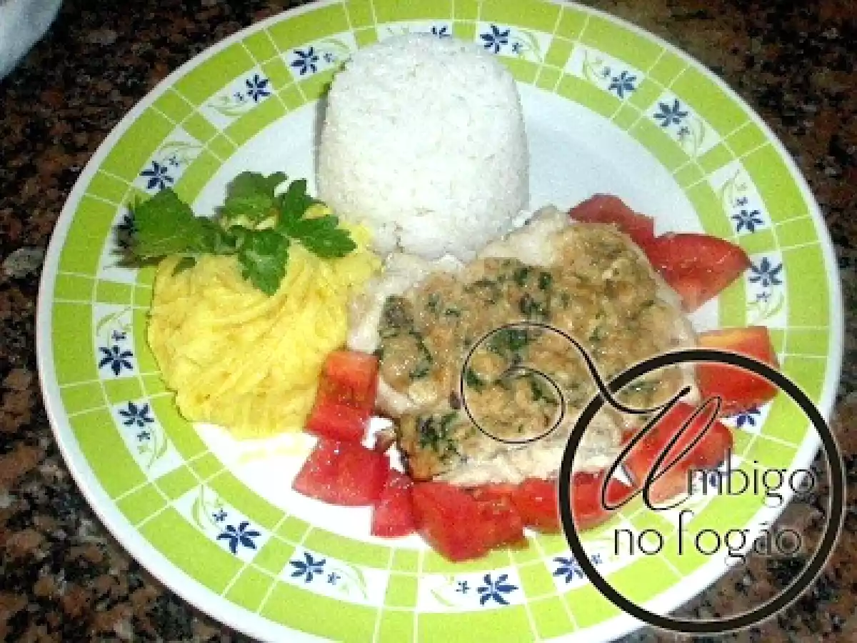 BIFES DE PEITO DE PERU COM CROSTA DE ERVAS & PURÊ DE MANDIOQUINHA