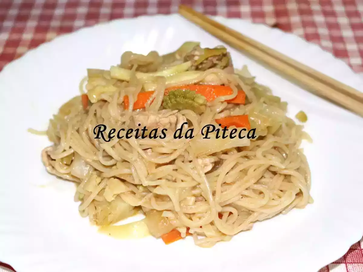 Bifes de perú com noodles