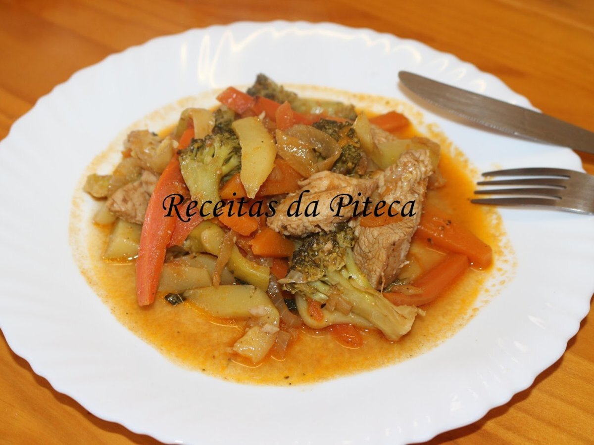 Bifes de perú estufados com legumes