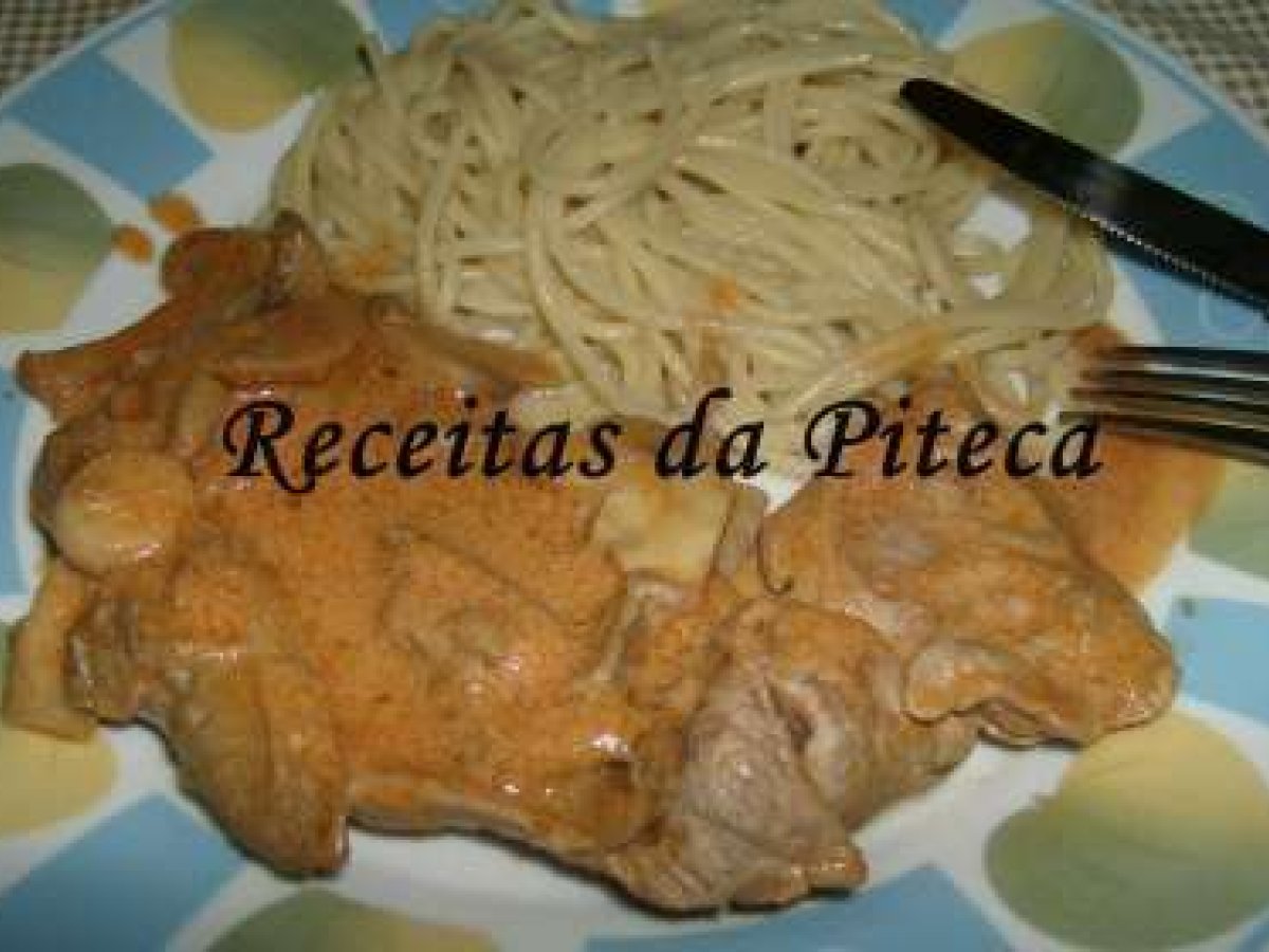 Bifes de vaca com molho de tomate e cogumelos