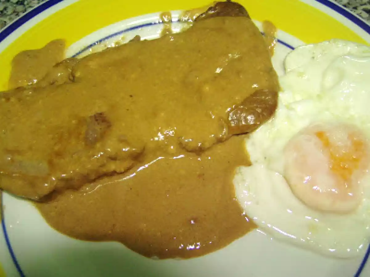 Bifes de vaca com molho inglês e mostarda
