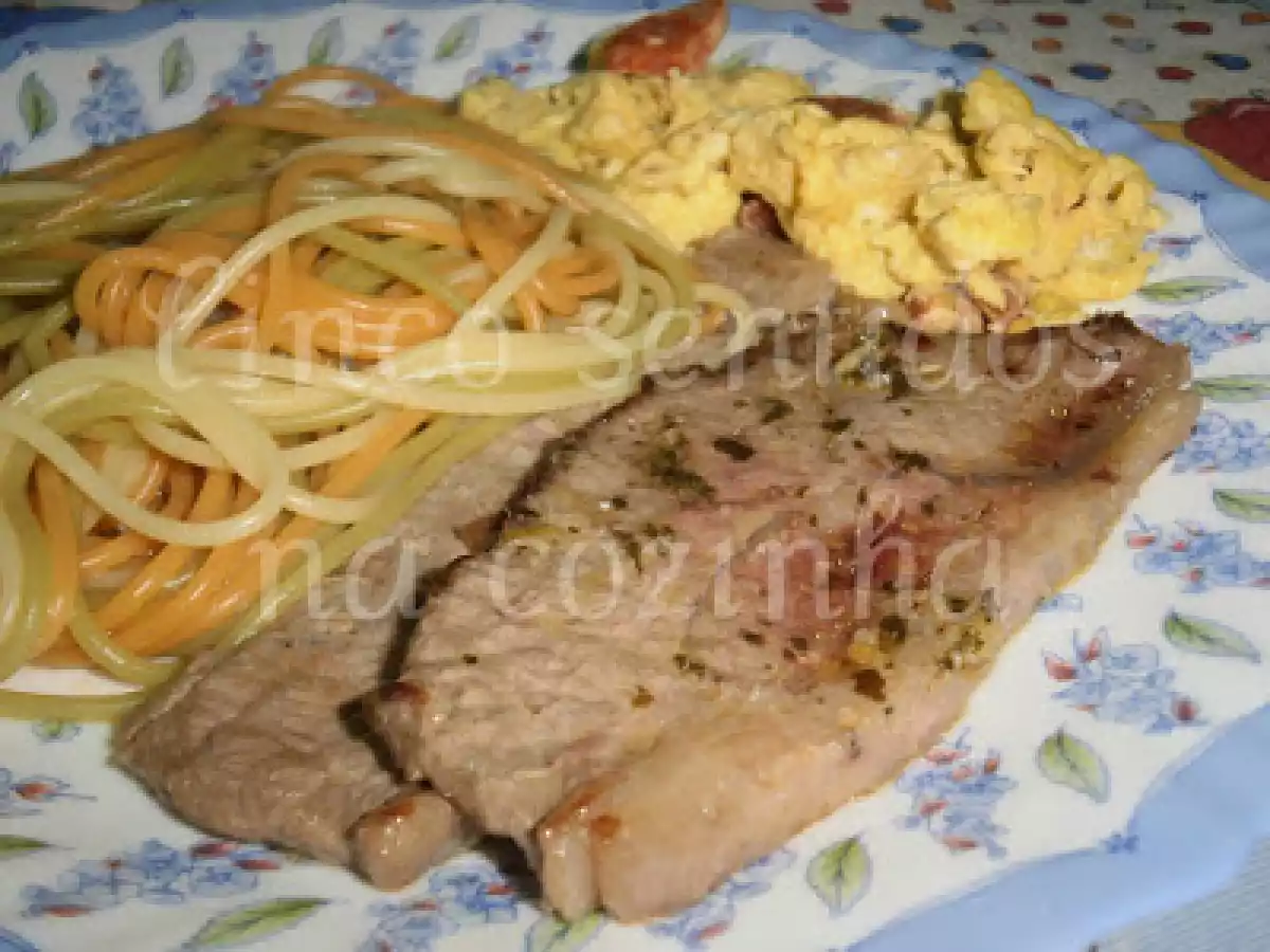 Bifes de vaca temperados com gengibre e salsa