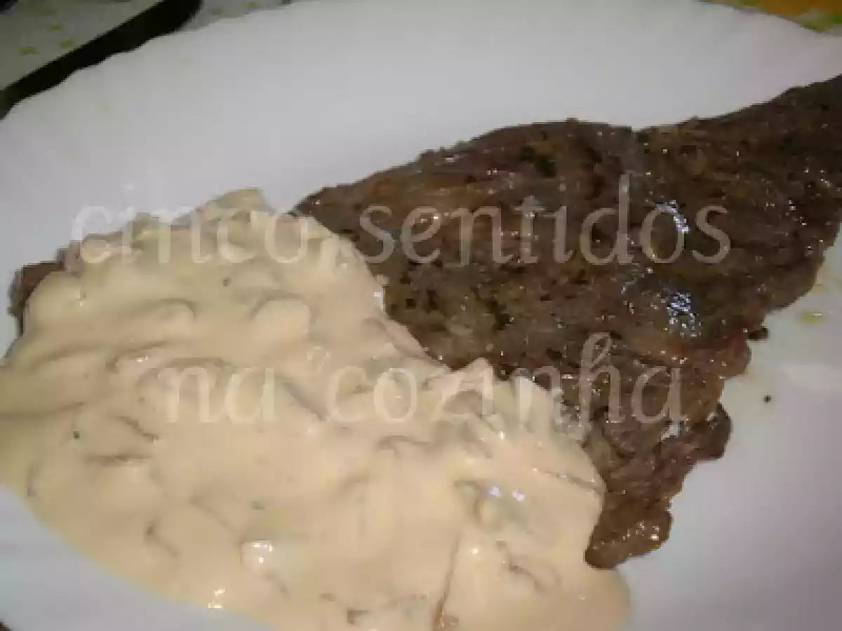 Bifes temperados com gengibre e salsa em molho de natas e cogumelos - foto 2