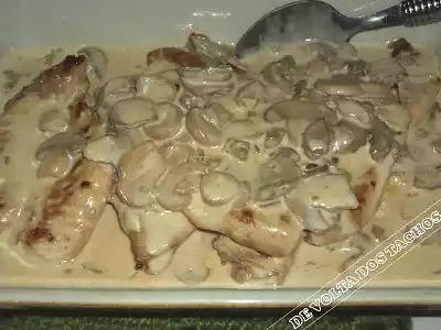 Bifinhos de frango com natas e cogumelos