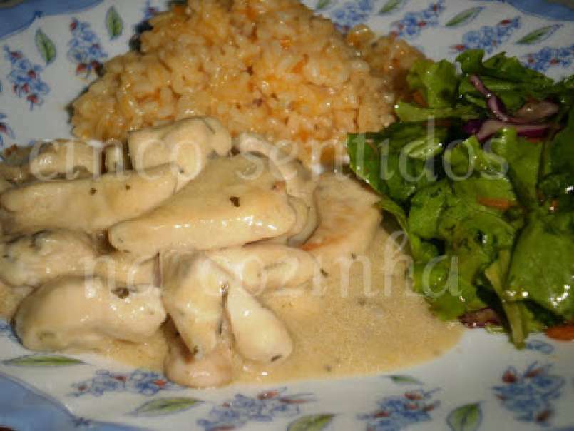 Bifinhos de frango temperados com salsa e gengibre em molho de cogumelos