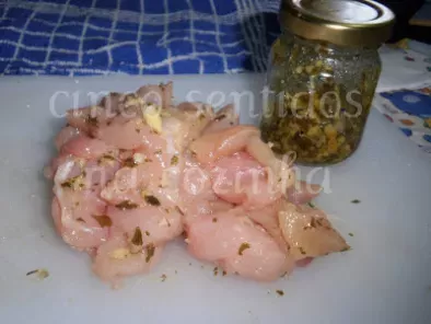 Bifinhos de frango temperados com salsa e gengibre em molho de cogumelos - foto 2