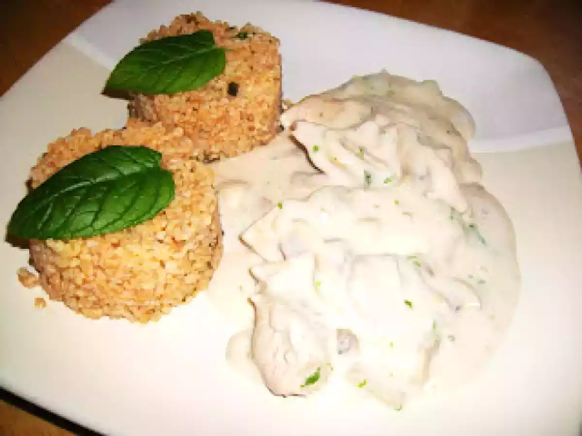 Bifinhos de Peru com Cogumelos e Natas (falsas) + Bulgur de Tomate e Menta